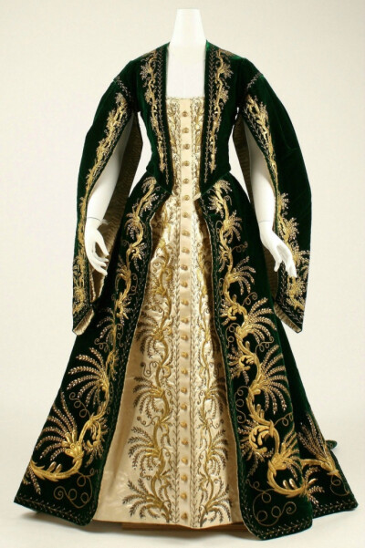 俄式宫装,展现了沙俄帝国末期宫廷贵妇的奢侈风格,这件豪华的裙装由