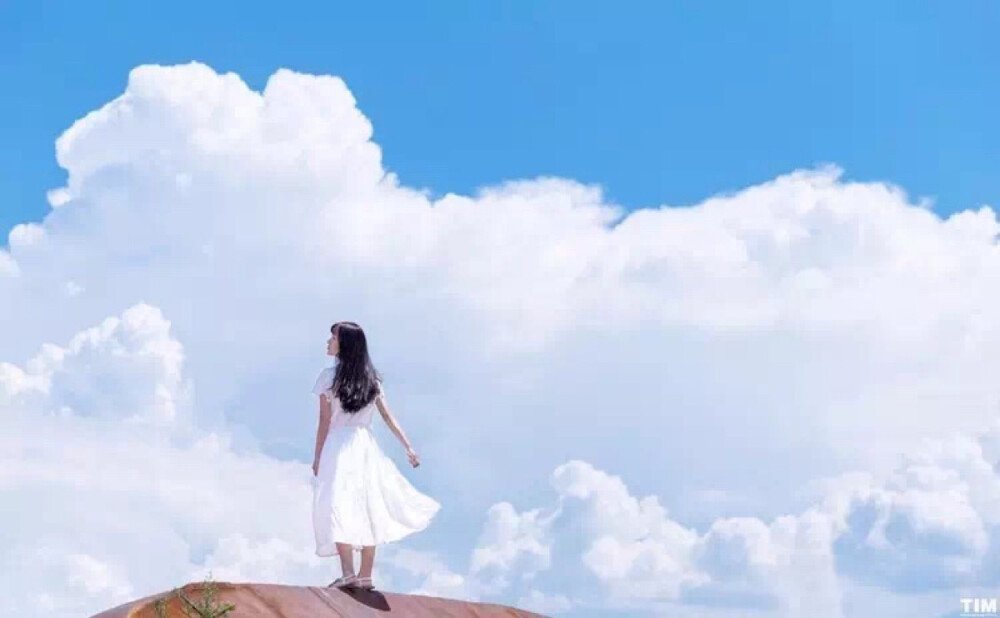 天空,背影