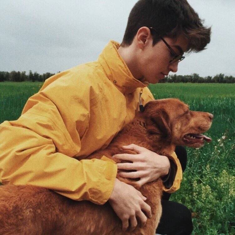 男生抱狗的头像图片