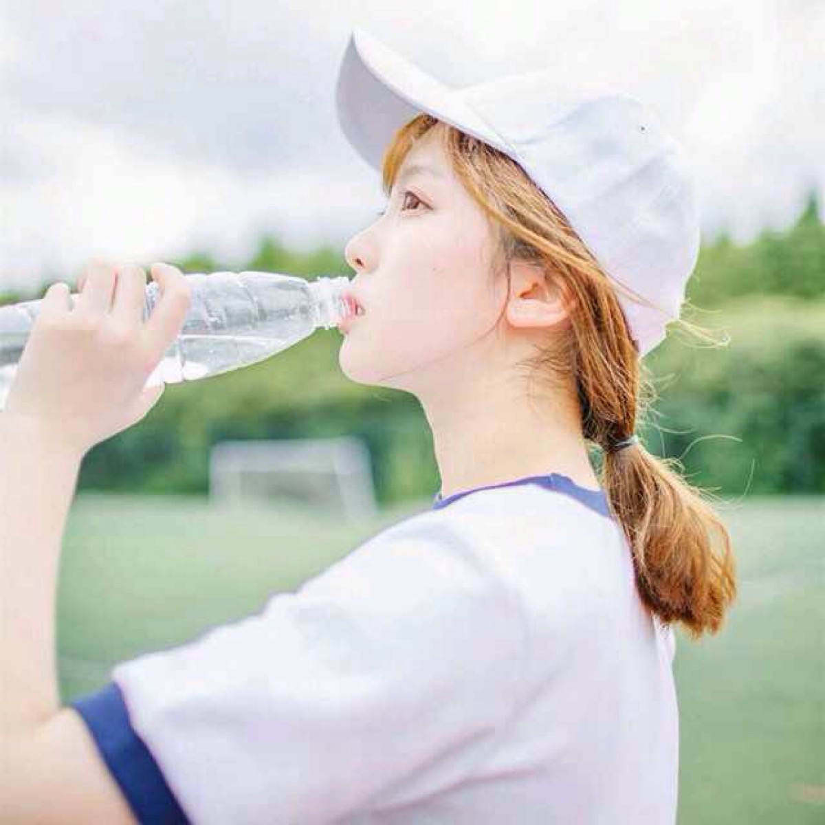 女生侧颜喝水头像图片