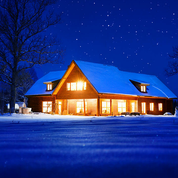 漫天星光闪耀,木屋里的晕黄灯光有着家的温暖