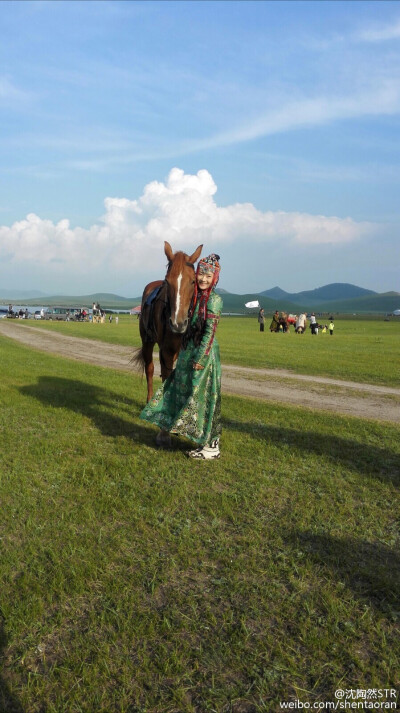 蒙古传统服饰 