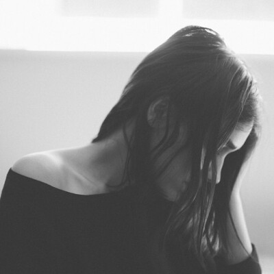 女生黑白戴帽子