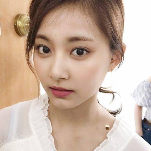 周子瑜(),1999年6月14日出生于台湾省台南市,中国台湾流行乐女歌手