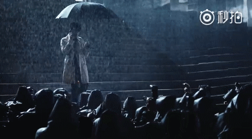 雨中漫步 社会我兴哥而且这个拥有电影质感的广告大片可以满足粉丝