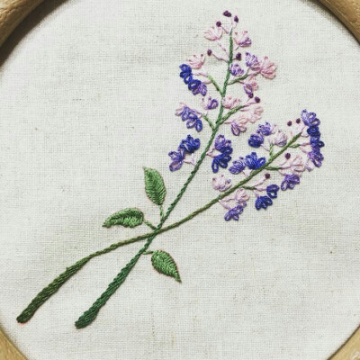 收集   点赞  评论  #手作#清新的花草刺绣艺术.