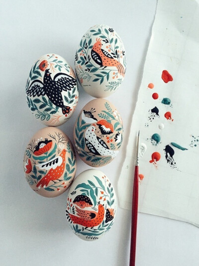 来自插画师@dinara mirtalipova的创意复活节彩蛋手绘插画,在鸡蛋上