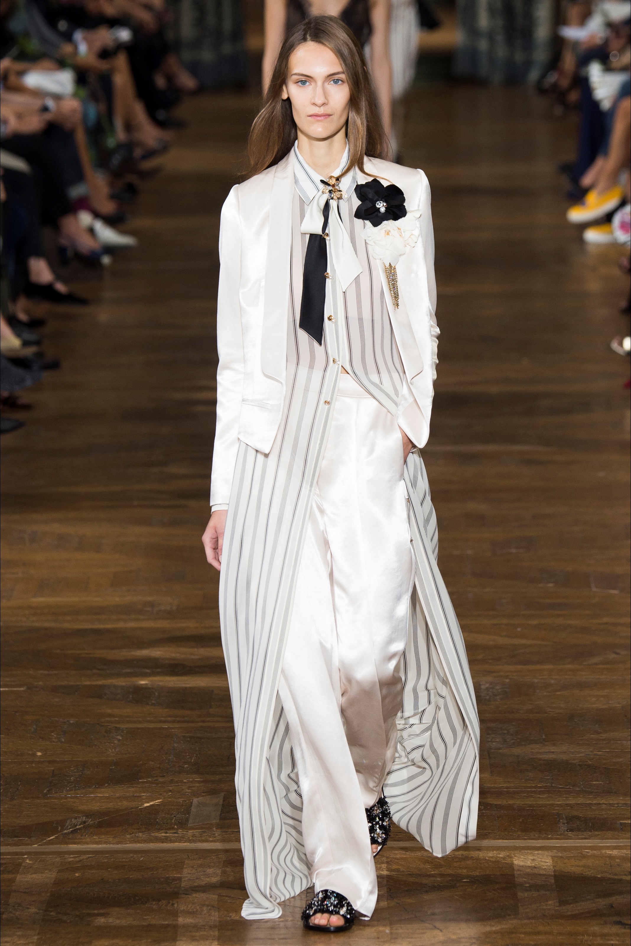 浪凡(lanvin 于巴黎时装周发布2017春夏高级成衣系列时装秀