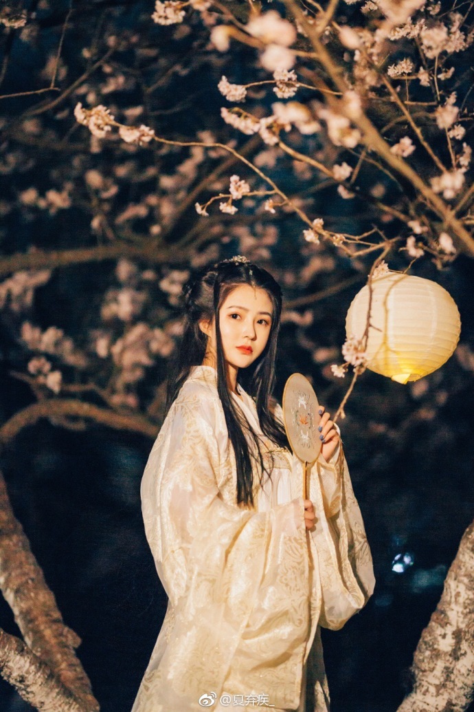 孤灯闻楚角,残月下章台.