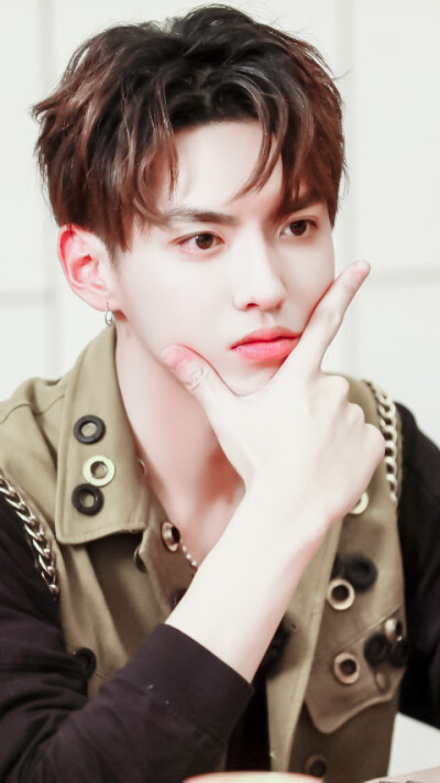 吴亦凡 kris 七十二层奇楼 cr:訫誀真的是超甜超可爱了!