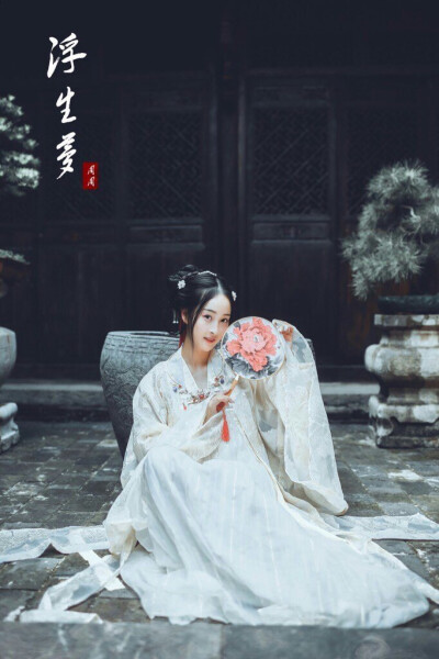 古风嫁衣女子真人