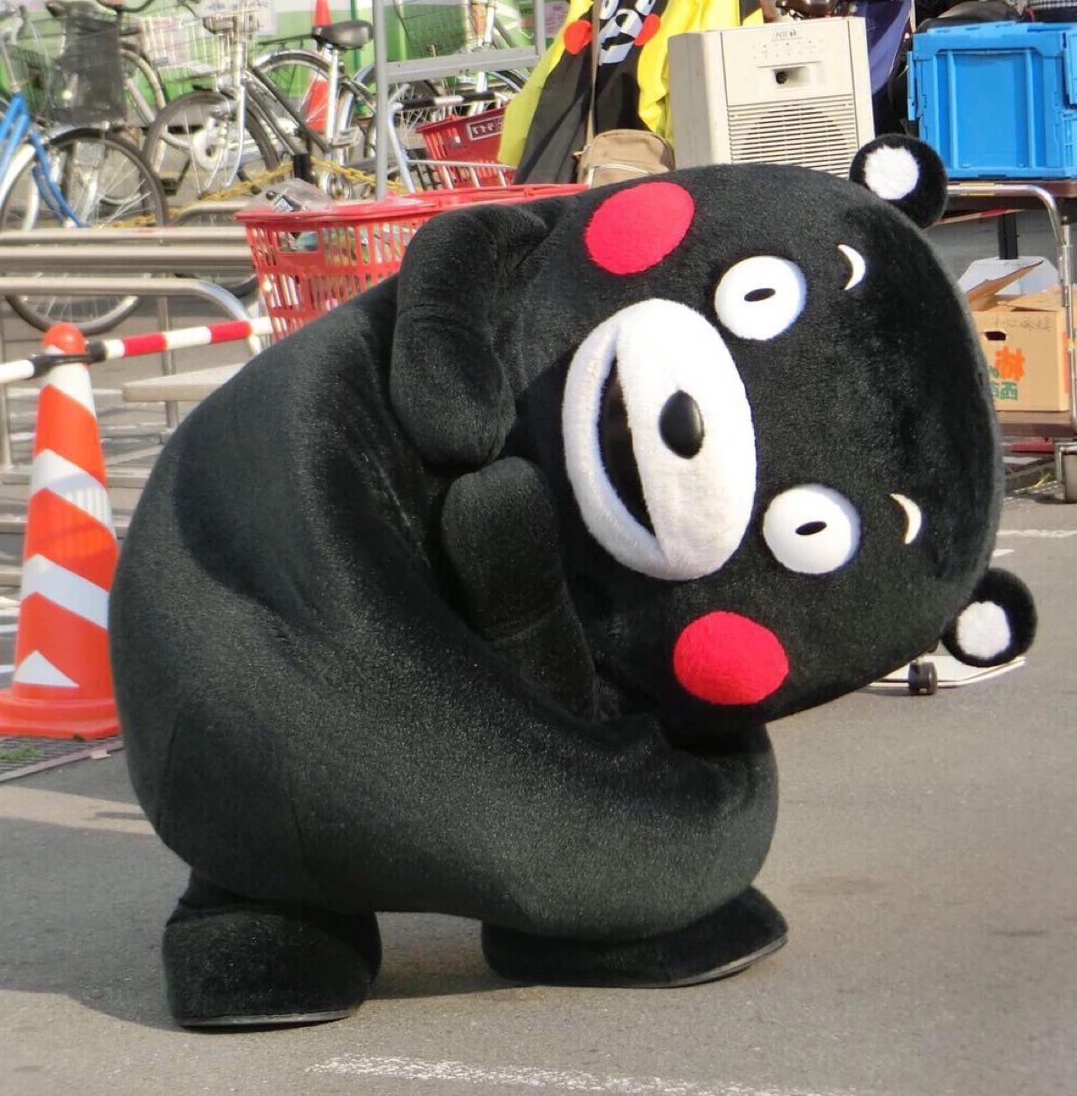 熊本熊啊熊本熊—又胖又矮又黑 可我就是喜欢你无法抗拒