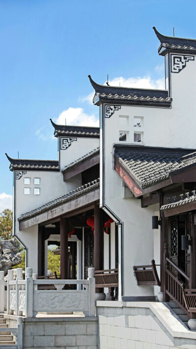 汽车穿行在杭州周边的古建筑群中,你会感觉到少有的恬静和自然.