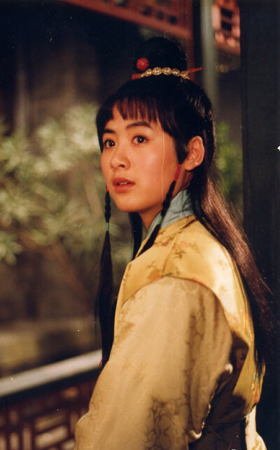 时就在影片《春晖》中崭露头角,相继出演了《洱海情波》,《忍者与龙》