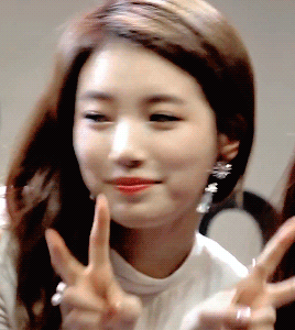 裴秀智眨眼gif