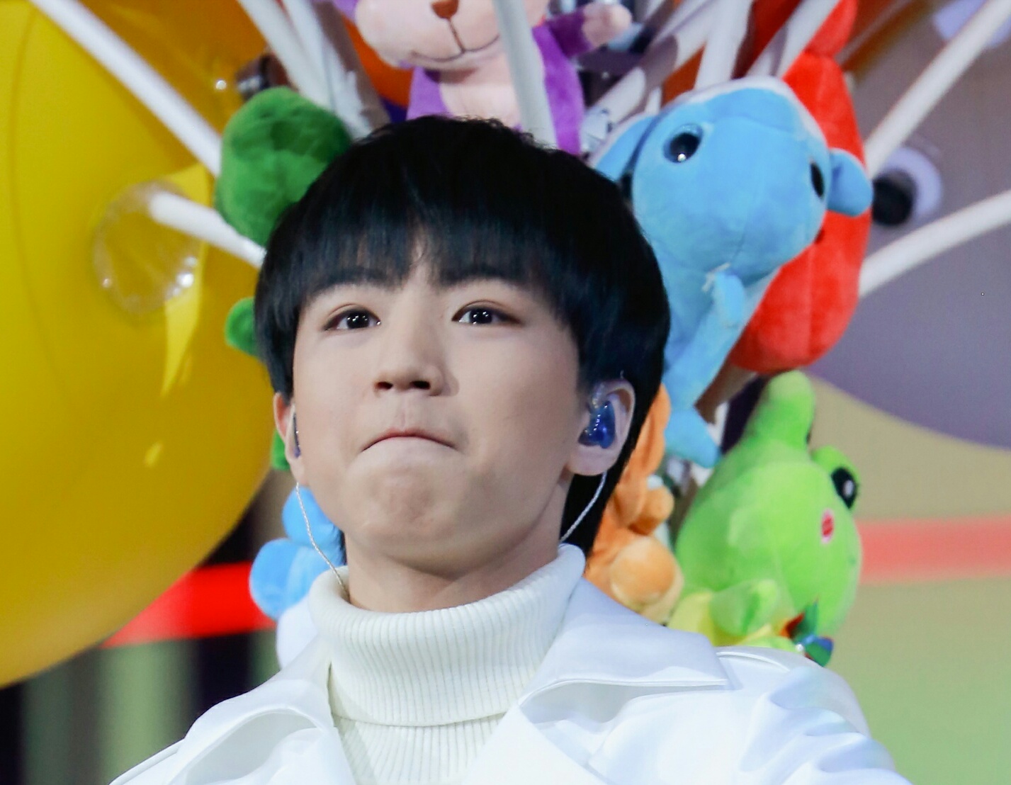 王俊凯# 敲可爱抿嘴小表情