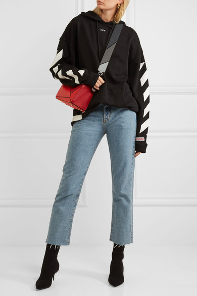 loewe "puzzle" 单肩包的悦人之处在于其百变形态,如今品牌又以这款