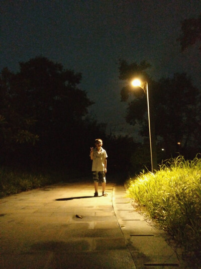 夜晚路灯下的人影图片图片