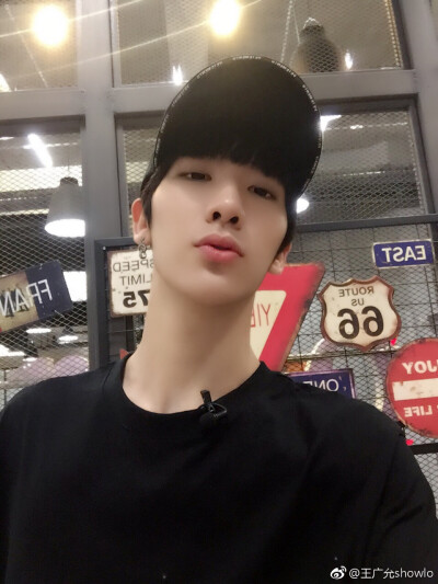 有着小虎牙,唱跳俱佳的小哥哥