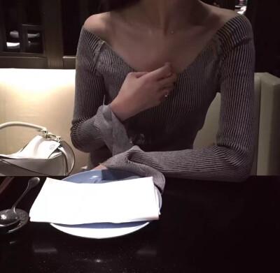 上半身裸女