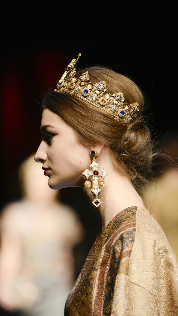 女王 王冠 巴洛克 华丽 宫廷 杜嘉班纳 走秀 金色 欧洲 古典