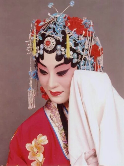 原国家京剧院青衣演员,曾成立张火丁京剧艺术工作室,中国京剧程派艺术