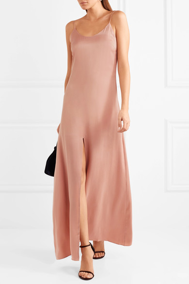 精致的细肩带向下延伸出流畅修身的剪裁,惹眼的高开