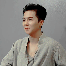 "请比一个你认为能代表winner的手势"