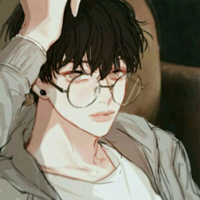 动漫男头 黑发少年 耳钉男 灰外套 白t 圆眼镜 微露锁骨 靠沙发