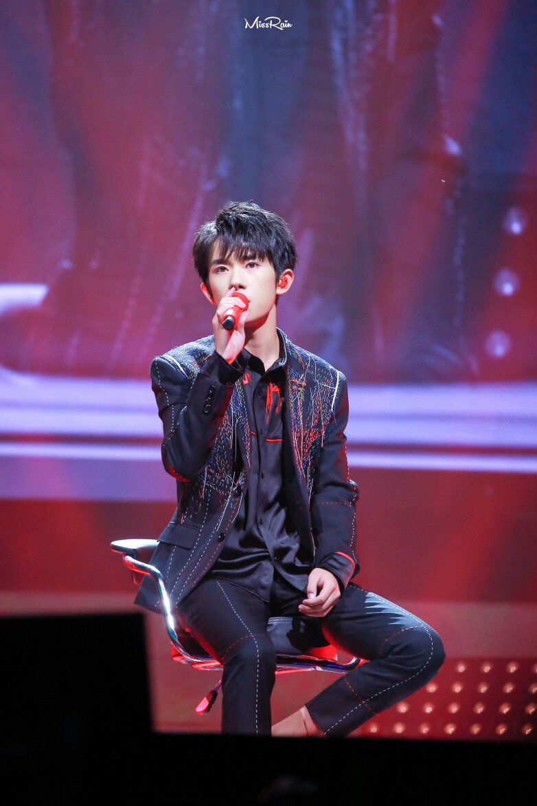 tfboys四周年aliveforlove易烊千玺