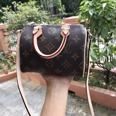 lv speedy nano,lv speedy 20 lv nano speedy.油边是磨砂鸽子血红色,超正的颜色.尺寸可爱极了.