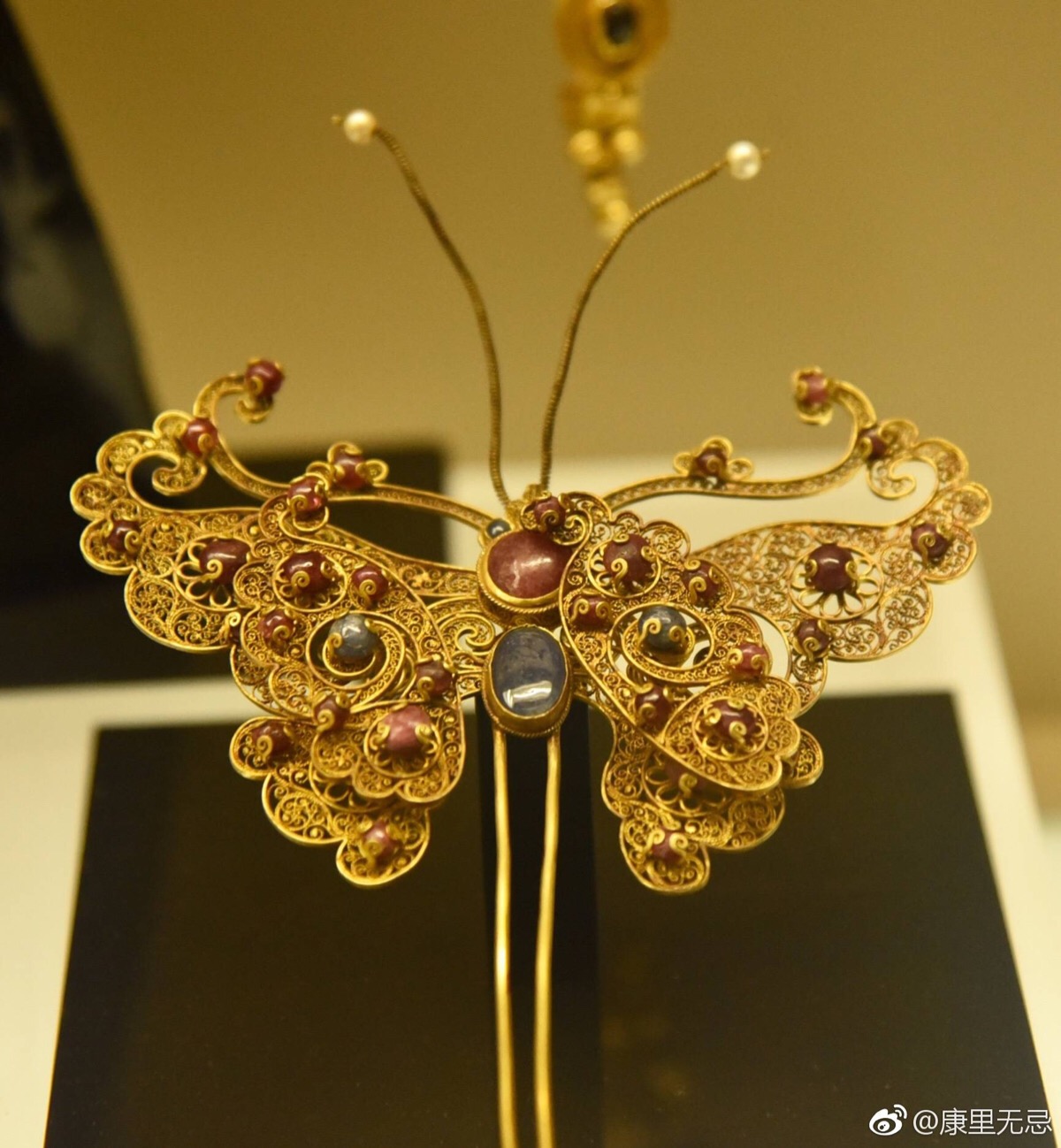明·花丝镶宝石蝴蝶金簪,两层翅膀,一层展开一层侧