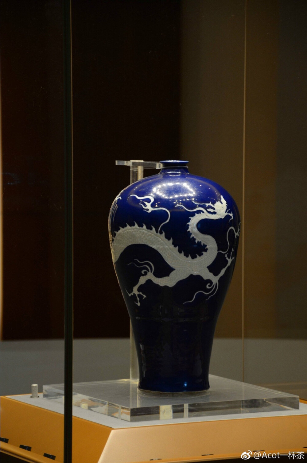 扬州博物馆藏元代霁蓝釉梅瓶