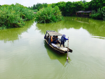 沙家浜风景区 撑伞摇船,旧蓝花布手工制成的布艺,韵味十足,典雅又不失