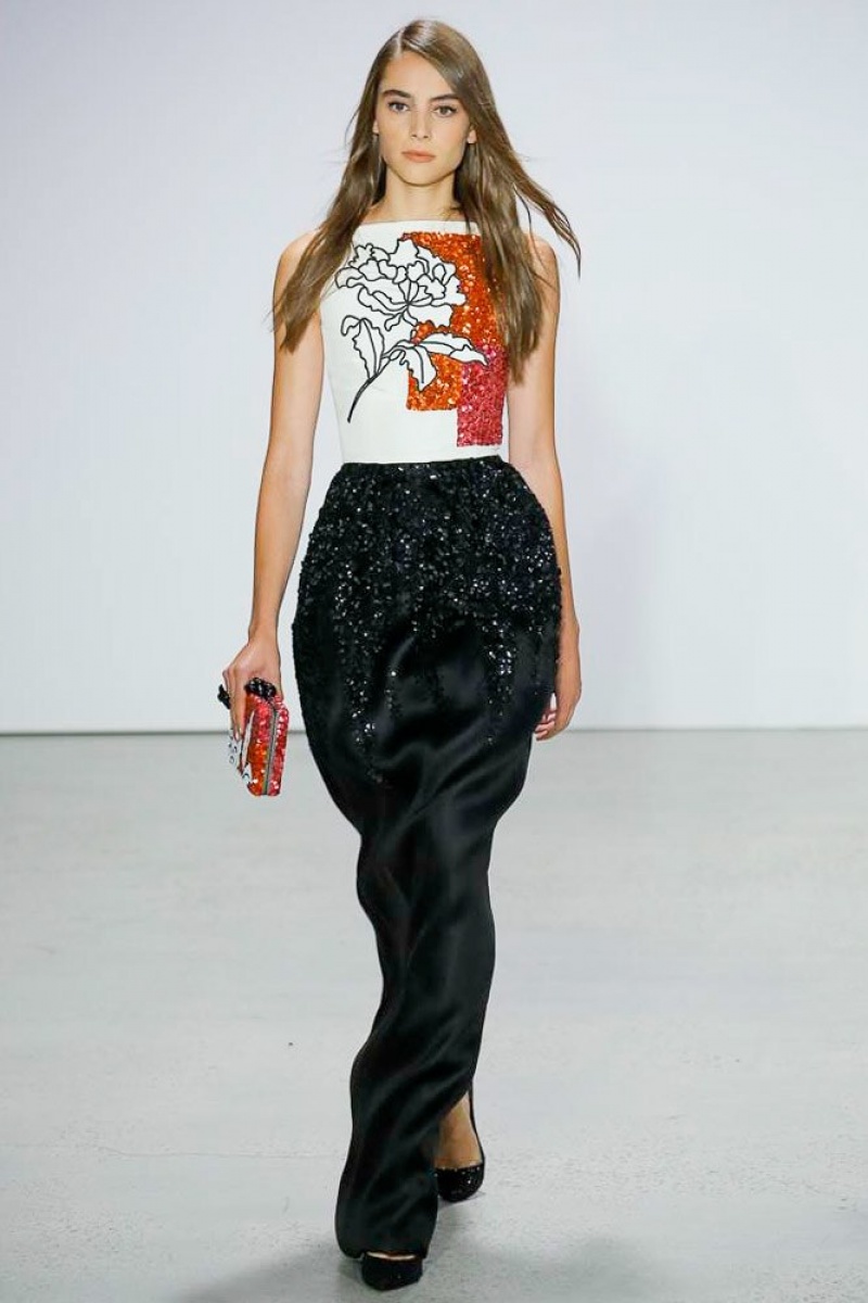 de la renta 2018 春夏高级成衣 本季设计师把电梯搬进秀场,模特穿着