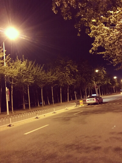 day1# 晚上在校园的路边走着 给l打电话 觉得还是有一点点想他了 今天