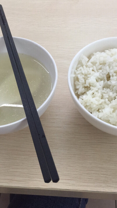 一碗汤一碗饭!没有菜啊!
