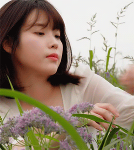 李智恩(iu),1993年5月16日出生于韩国首尔特别市,韩国女歌手,演员