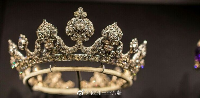 历代都是他们家比较重要的一顶,近年出借给了博物棺晔王冠钻石和宝石