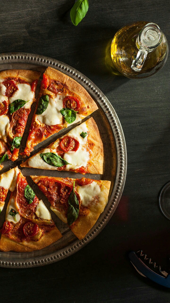 番茄罗勒和马苏里拉奶酪是意大利玛格丽特披萨的经典搭配.