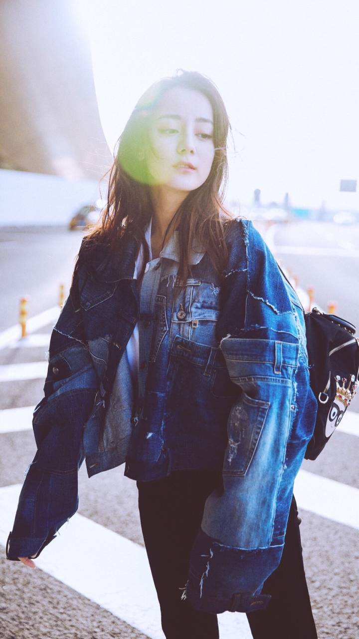 大家最爱的迪丽热巴热巴小姐姐来啦最新一组图片送给你们哟明星街拍