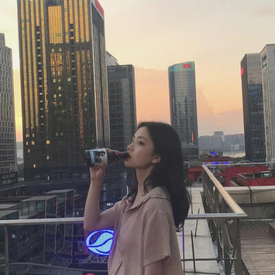 女头 喝酒