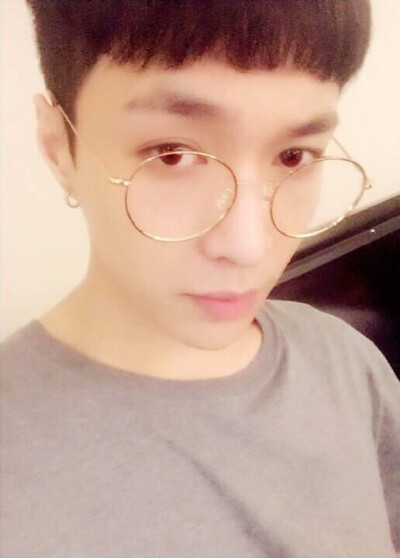 小呆毛张艺兴
