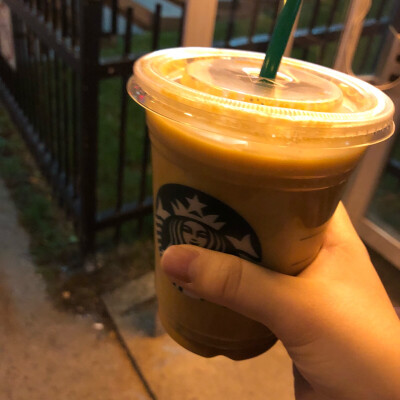 角老样子 沙拉吧竟然有牛油果泥 开心死我 晚上和小琪一起煮了辛拉面