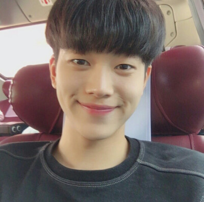 三张图片的女生