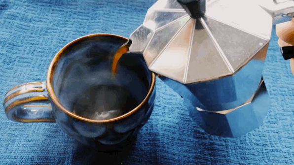 7.向杯中先倒入浓缩咖啡,大概占杯子三分之一的容量.