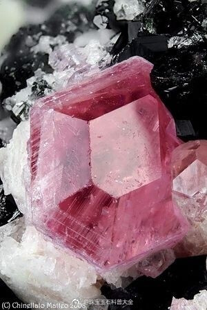 粉粉嫩嫩看着就贵系列 草莓红绿柱石 pezzottaite