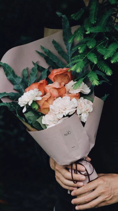 手捧鲜花