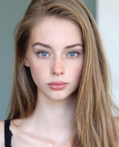 荷兰模特 lauren de graaf ,生日1997年4月3号.