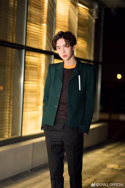 官博更博:#王一博# ·「amazingfunshionweek」墨绿小西装,轻熟有魅力